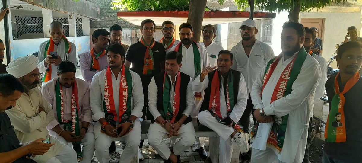 सहारनपुर: देवबंद में सम्मेलन की अनुमति निरस्त होने से नाराज कार्यकर्ताओं का धरना जारी, एसडीएम कार्यालय में डटे