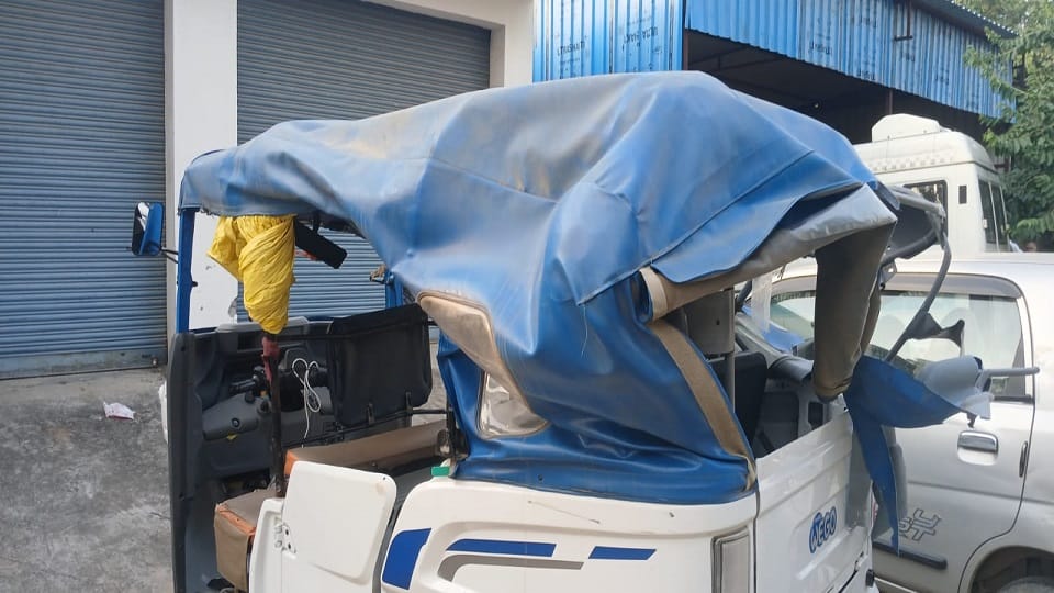 Farmer riding auto-rickshaw dies after being hit by tractor in Kasganj