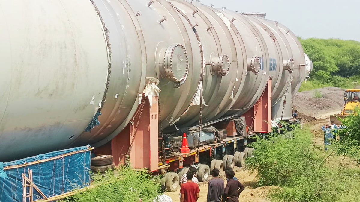 वाराणसी: डाफी में दलदल में फंसा बॉयलर लदा ट्रेलर, दो इंजन व दो जेसीबी भी बेअसर; रास्ता बनाने में जुटे कर्मचारी