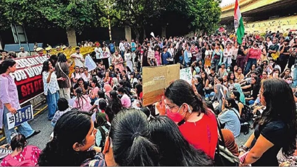 Crimes against women in Delhi are on the rise, SFI takes out a march