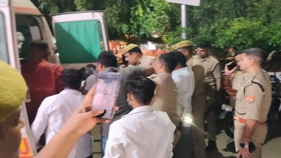 यूपी: लखनऊ-बाराबंकी हाईवे पर देर रात भीषण सड़क हादसा, बाइक सवार दो युवकों की मौत; एक गंभीर रूप से घायल