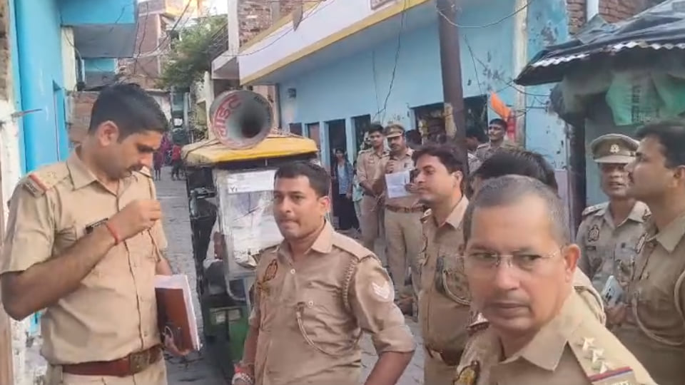 कानपुर: युवक की हत्या के प्रयास के मामले में फरार हिस्ट्रीशीटर समेत पांच आरोपियों के घर कुर्की की मुनादी