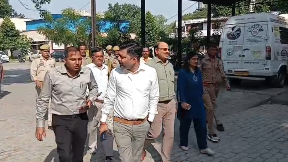 कानपुर: आरटीओ कार्यालय में छह होमागार्ड तैनात, अफसरों ने कार्यालय का किया निरीक्षण,वाहन स्वामियों से की पूछताछ