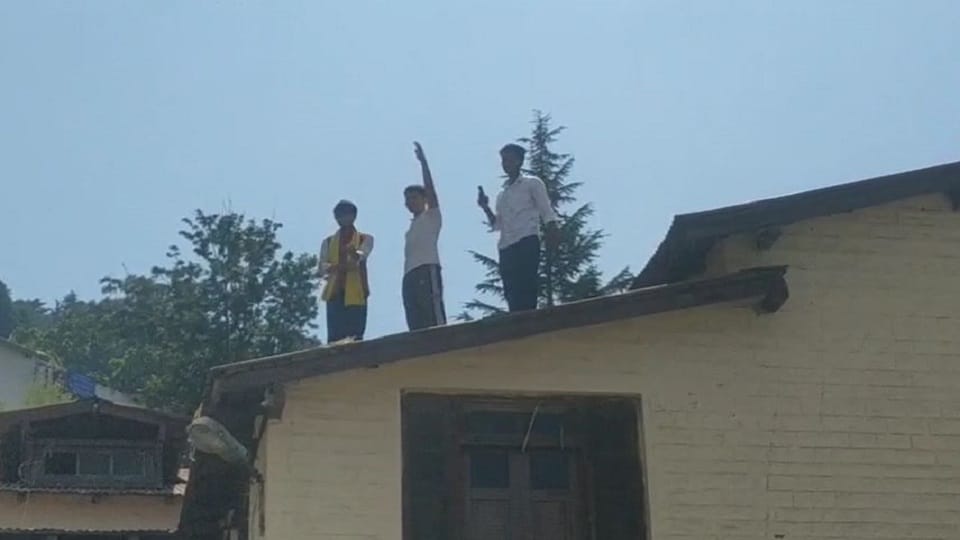 Vice Presidential candidate climbed onto the roof with supporters in Almora SSJ Campus