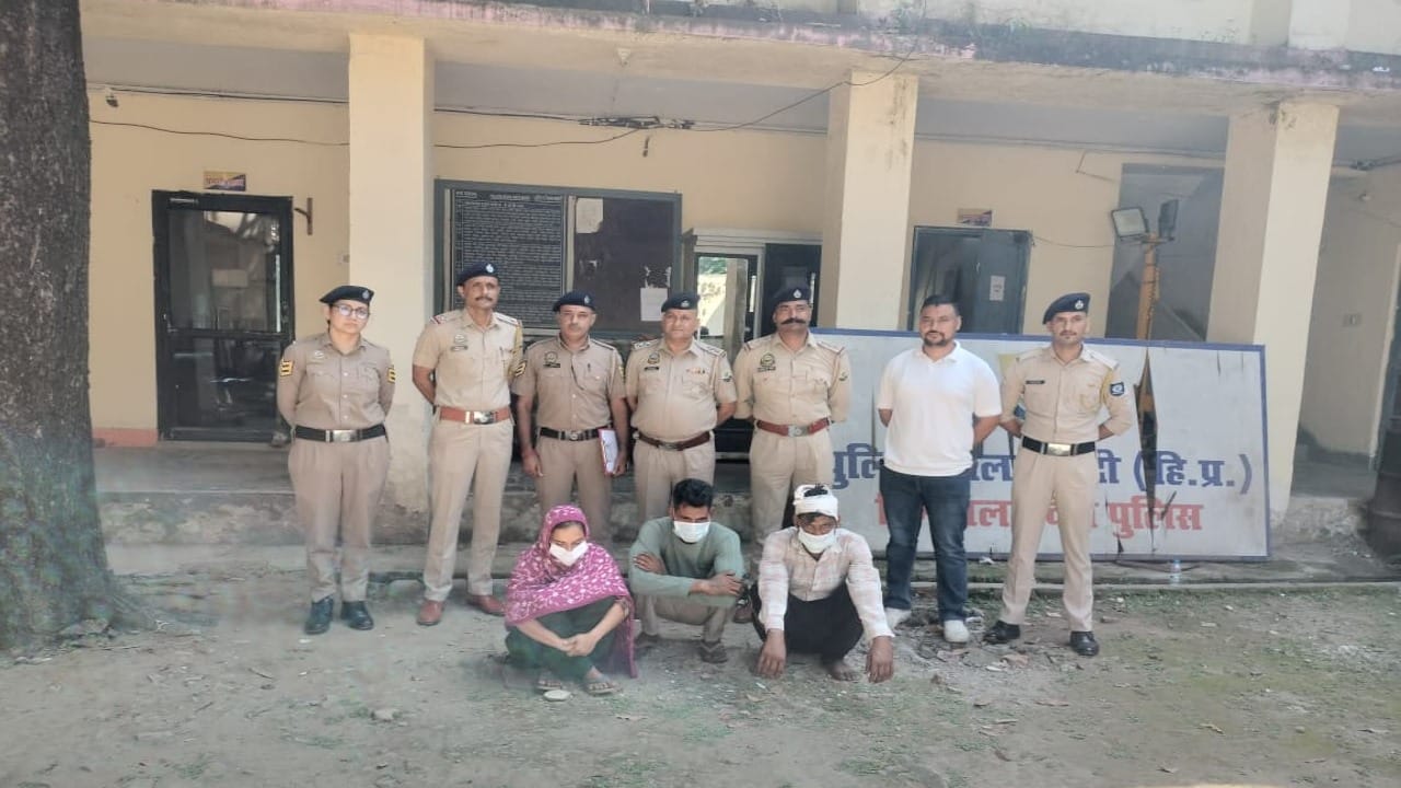 हैंड ग्रेनेड बरामदगी मामले के आरोपी पुलिस टीम के साथ।