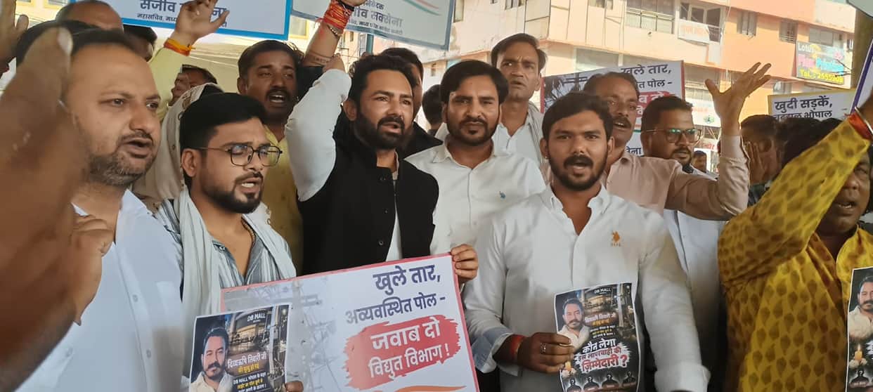 Lawyer dies of electrocution: Mystery persists even after five days; responsibility yet to be fixed; Congress