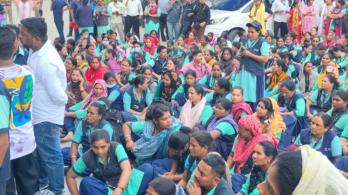 एम्स में 260 आउटसोर्स कर्मचारियों के हटाने पर हंगामा: मुख्य गेट पर धरना,विरोध के बाद सेवा समाप्ति का आदेश वापस