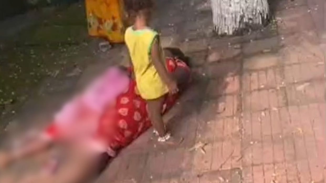 Pregnant woman gives birth roadside in sonbhadra ambulance arrives after an hour NTPC provides assistance