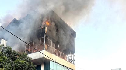 सर्विस सेंटर में लगी आग