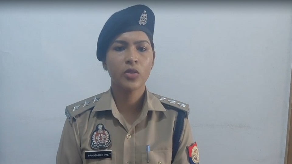 गाजियाबाद: फुट ओवर ब्रिज पर खून से लथपथ शव मिलने से हड़कंप, चेहरे-सिर पर चोट के निशान, पुलिस जांच में जुटी