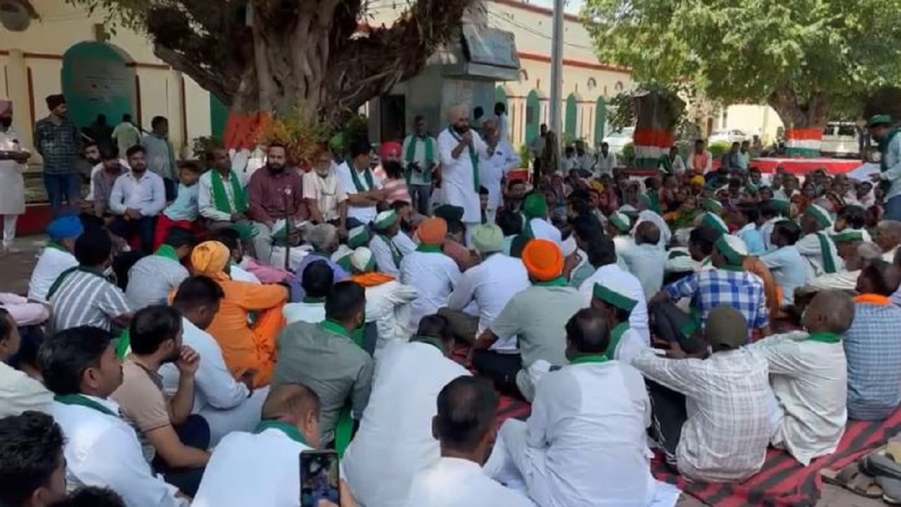 धरने पर बैठे किसान