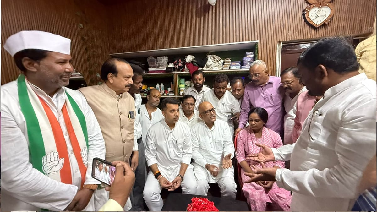 गोरखपुर जलभराव: ब्यूटी पार्लर संचालिका को अजय राय ने दिया मदद का भरोसा, सरकार- सांसद पर साधा निशाना