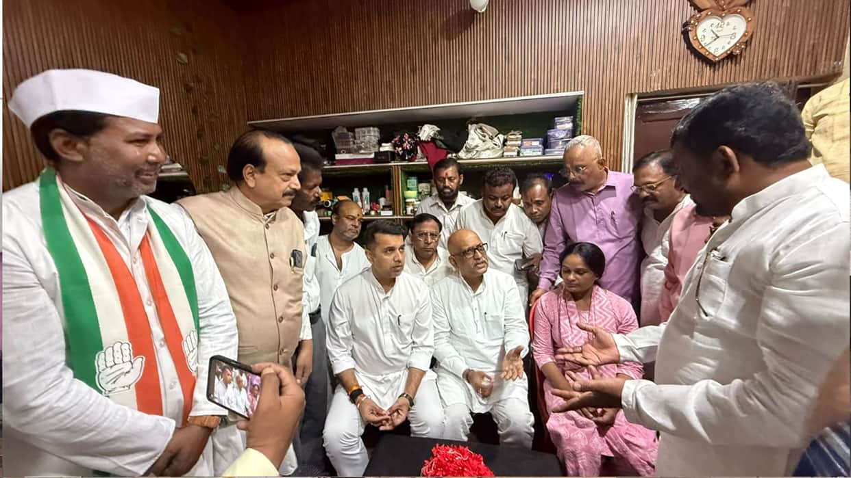 The Gorakhpur Congress State President met a beauty parlour owner in Betiahata.