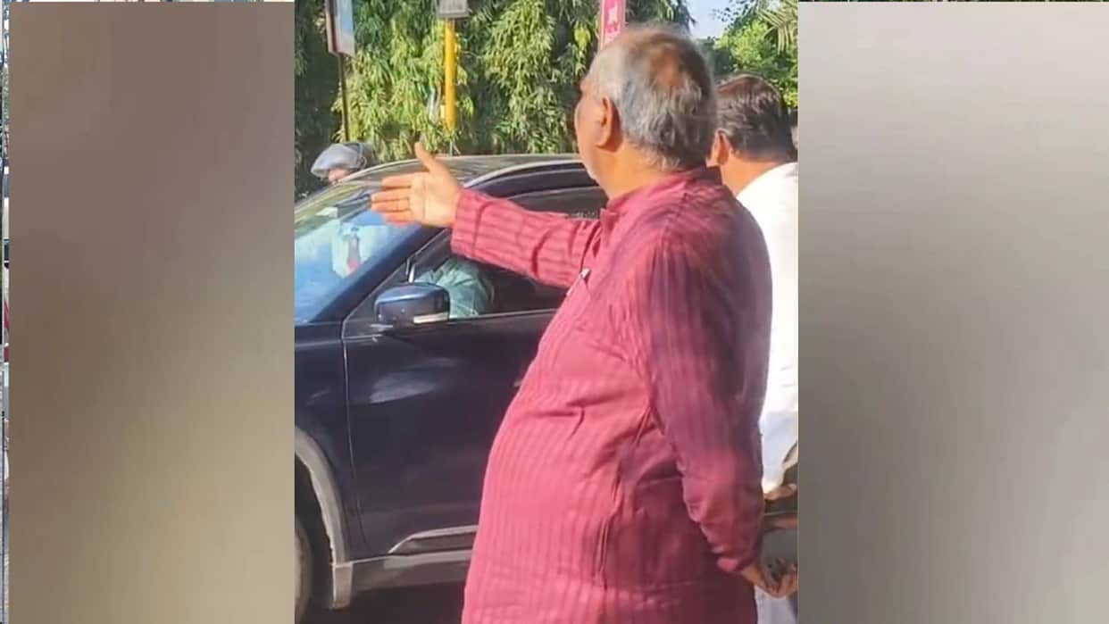 Stuck in a traffic jam, the minister personally took charge of traffic management.