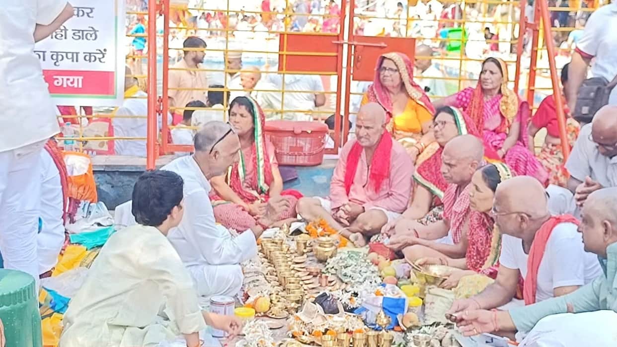 gaya pitru paksha mela 16 vedi pinddaan gajkarna tarpan vishnupad temple today bihar news
