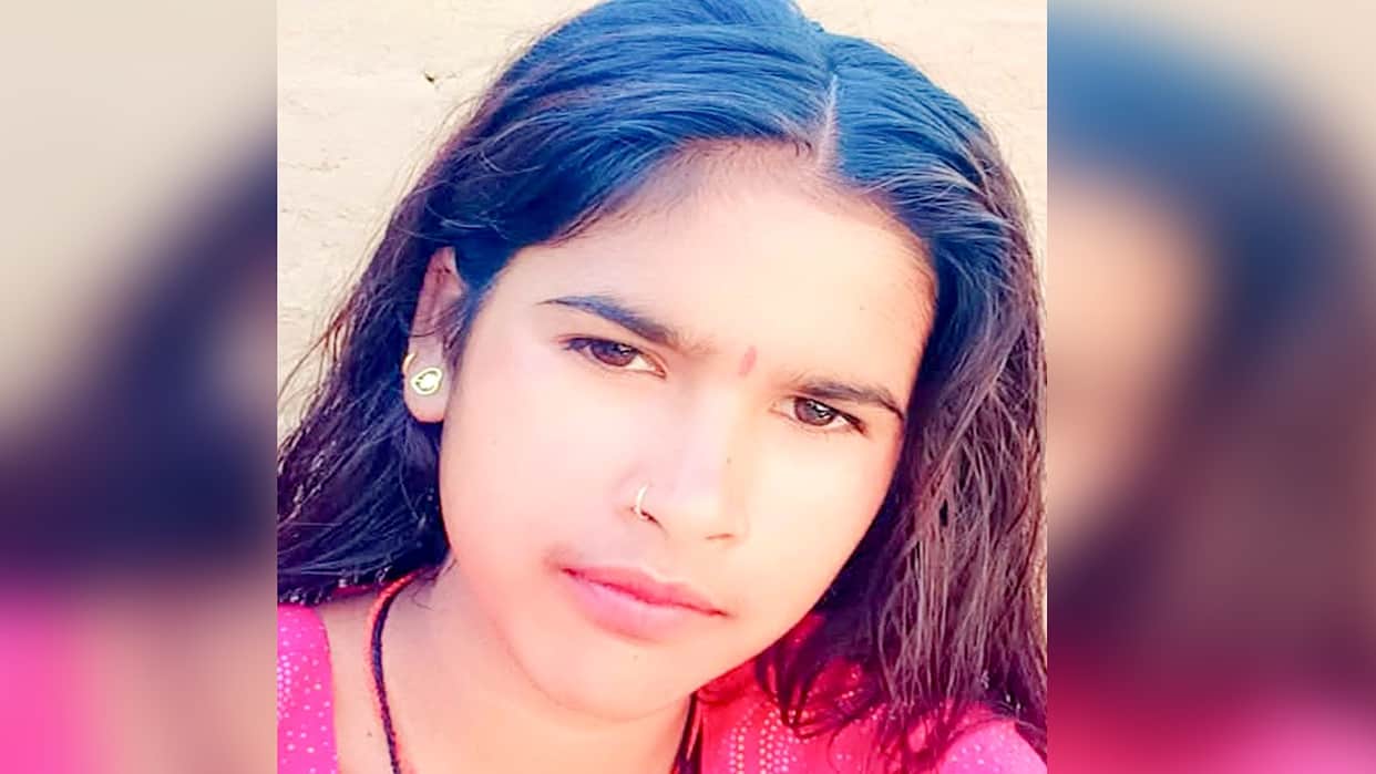 girl dies under suspicious circumstances body found hanging in the hosue in Shahjahanpur