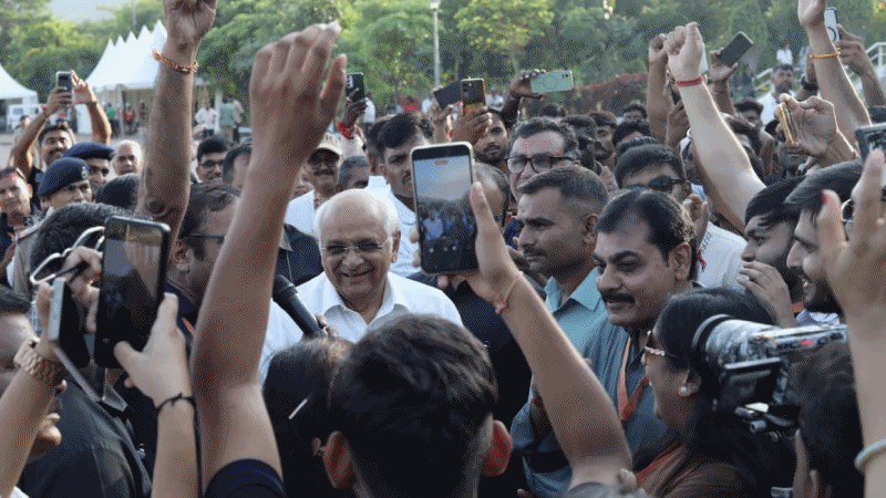 CM Bhupendra Patel In Ekta Nagar Gujarat Tourists interaction at Dam View Point-1 people seen excited