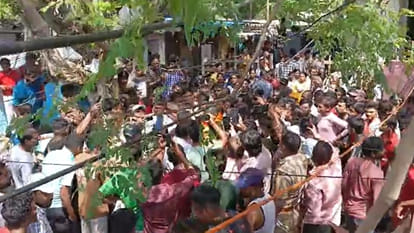 Railway team arrives to remove illegal shanties in Sanjay Nagar Khalwa; people lie down in front of bulldozer