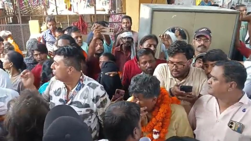 कानपुर: संजय नगर खलवा में अवैध जुग्गी झोपड़ियों को हटाने पहुंची रेलवे की टीम, बुलडोजर के आगे लेटे लोग...हंगामा