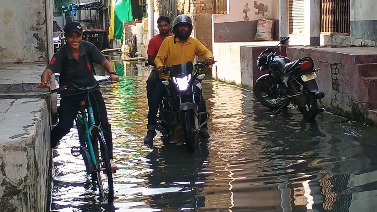 गाजीपुर: दो महीने से गंदे पानी में फंसी रायगंज की राह, घरों तक पहुंच रहा नाले का पानी; बच्चे-बुजुर्ग परेशान