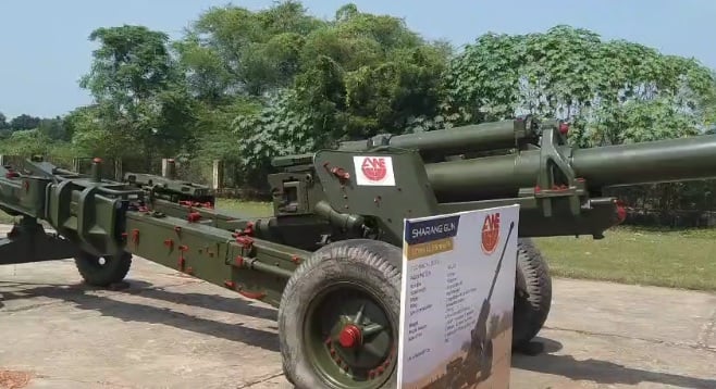 कानपुर: AWEIL प्रदर्शनी में स्वदेशी हथियारों का जलवा, सारंग तोप और मशीन गनों को देखने उमड़ी भीड़, सेल्फी भी ली