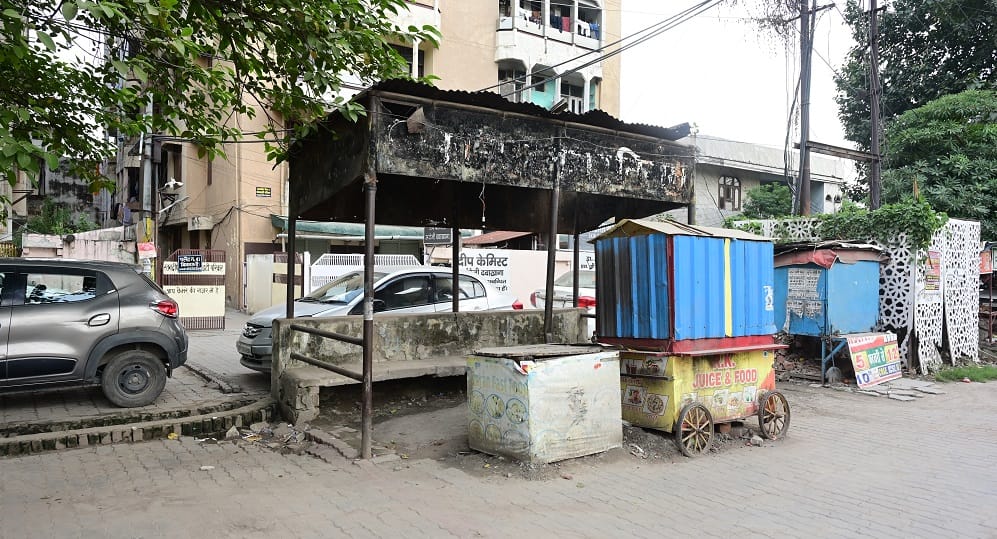 Wastage of MP funds in Kanpur Three bus stands built within a 200 meter stretch on a route buses dont even use