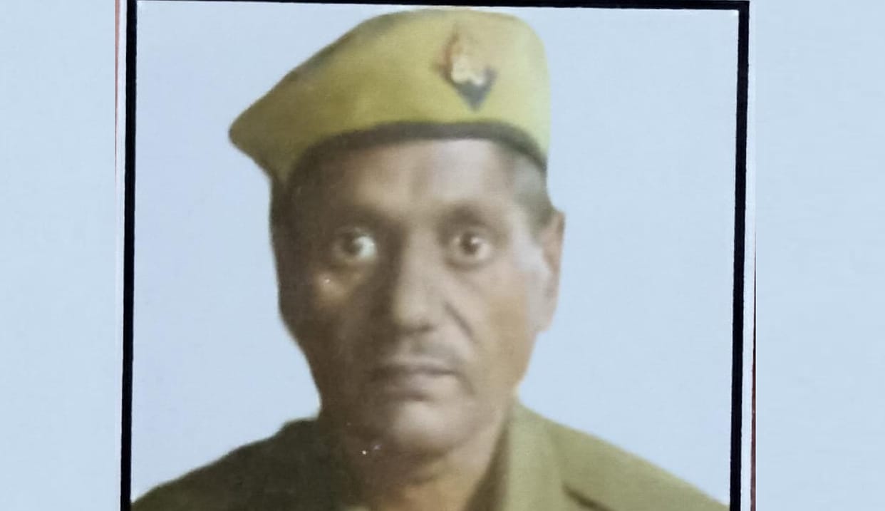 Kanpur Policeman fell headfirst upon alighting from a bus and was declared dead at Hallet Hospital