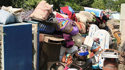 Railway team arrives to remove illegal shanties in Sanjay Nagar Khalwa; people lie down in front of bulldozer