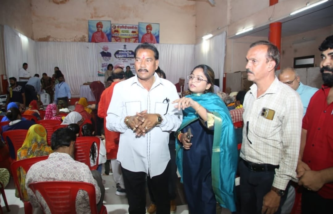 इंंदौर :  वरिष्ठ नागरिक दिवस के कार्यक्रम में नहीं बुलाने पर महिला पार्षद भड़की, मनाते रहे अफसर