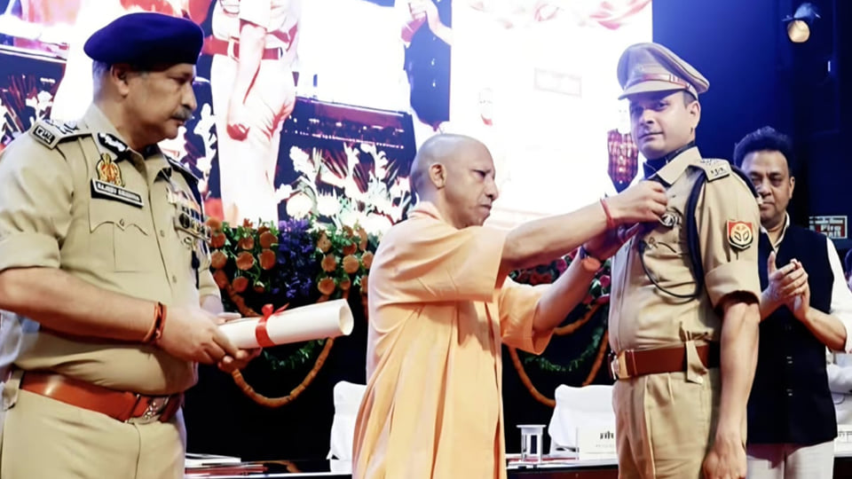 हरदोई: एसपी अशोक कुमार मीणा को मिला राष्ट्रपति वीरता पदक, पुलिस कर्मियों ने जताई खुशी