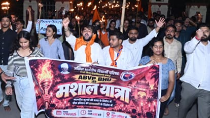 मशाल यात्रा निकालते बीएचयू के छात्र।