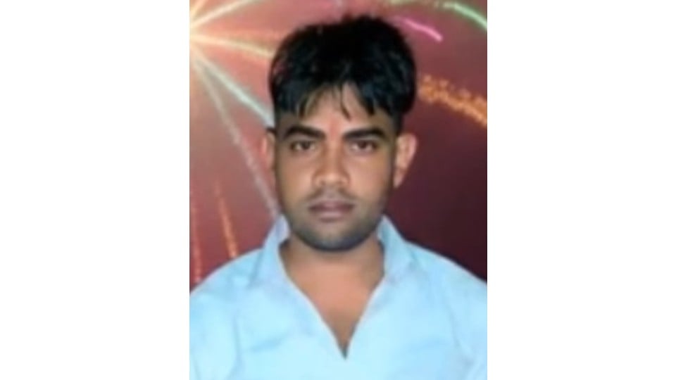 मुरसान: ससुराल से नहीं आई पत्नी, मोबाइल का वीडियो कैमरा ऑन कर फंदे पर झूला युवक, लटका मिला शव