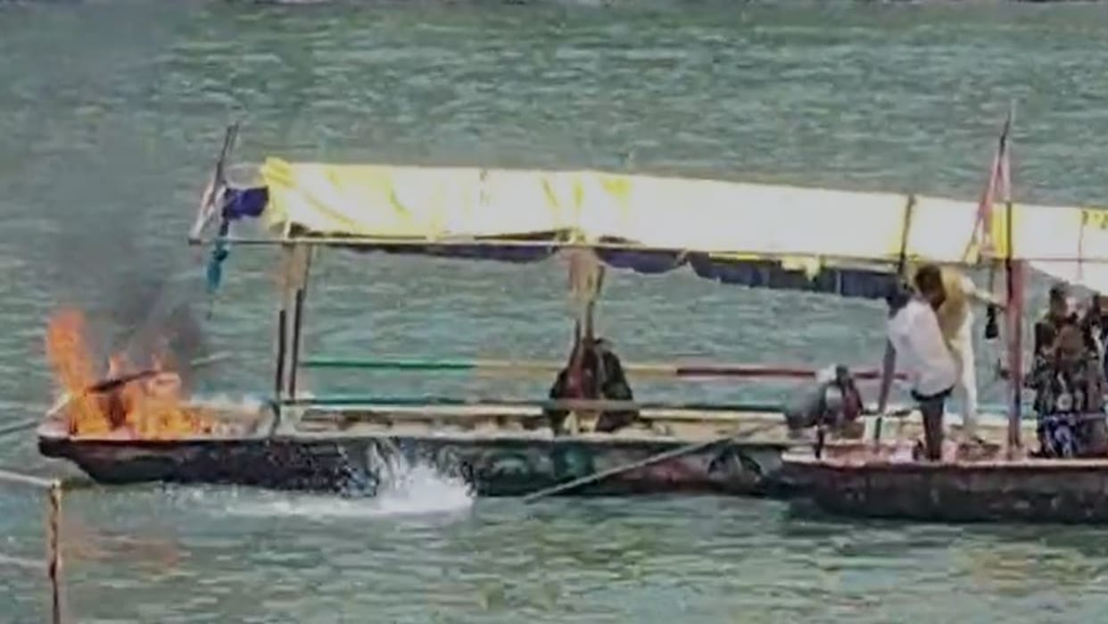 Omkareshwar: Boat Engine Catches Fire with Passengers Aboard, Major Accident Averted; Probe Ordered