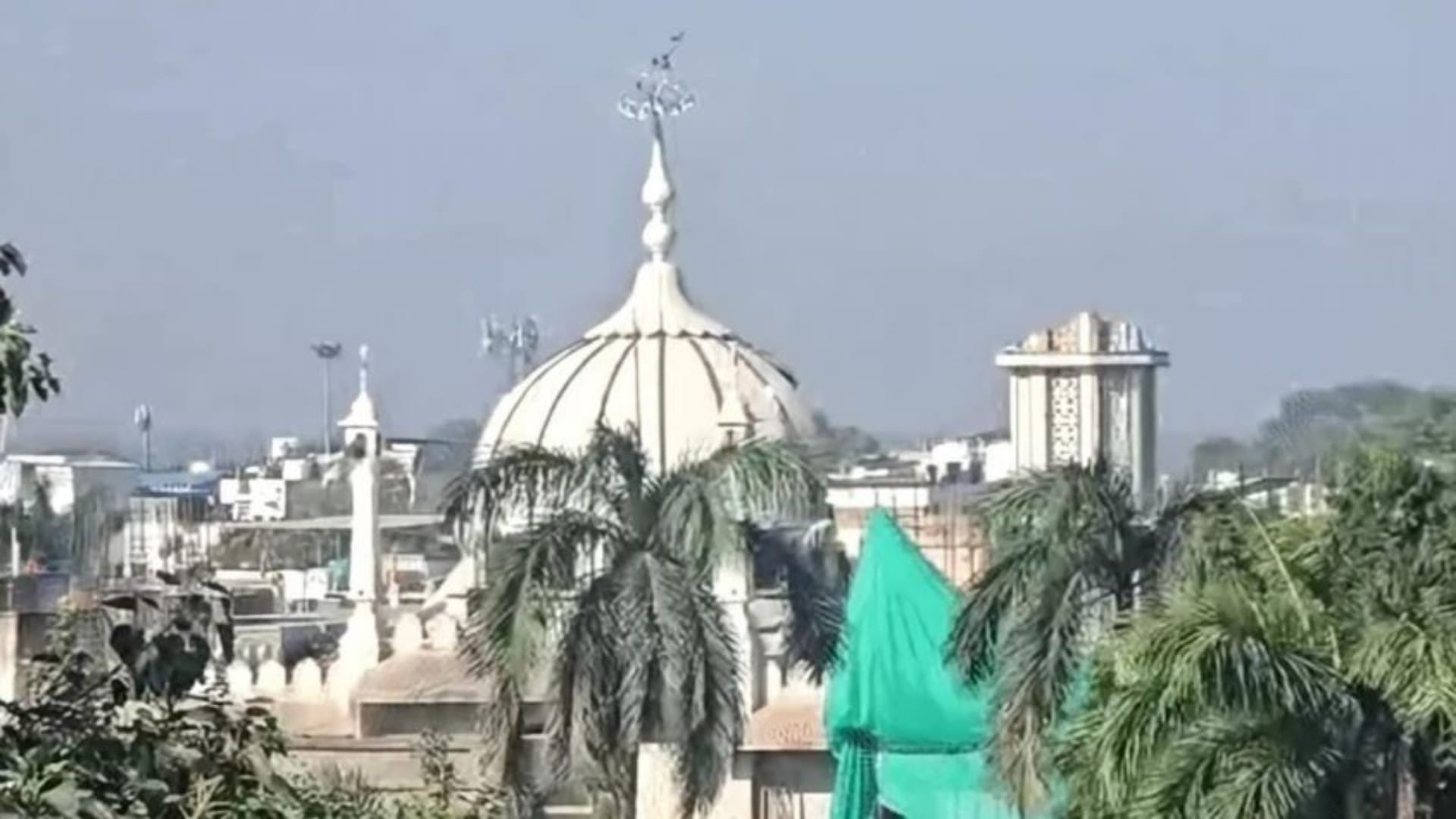 मीनार का टूटा हिस्सा