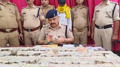 नोटों की 86 गड्डियां गिनती पुलिस।