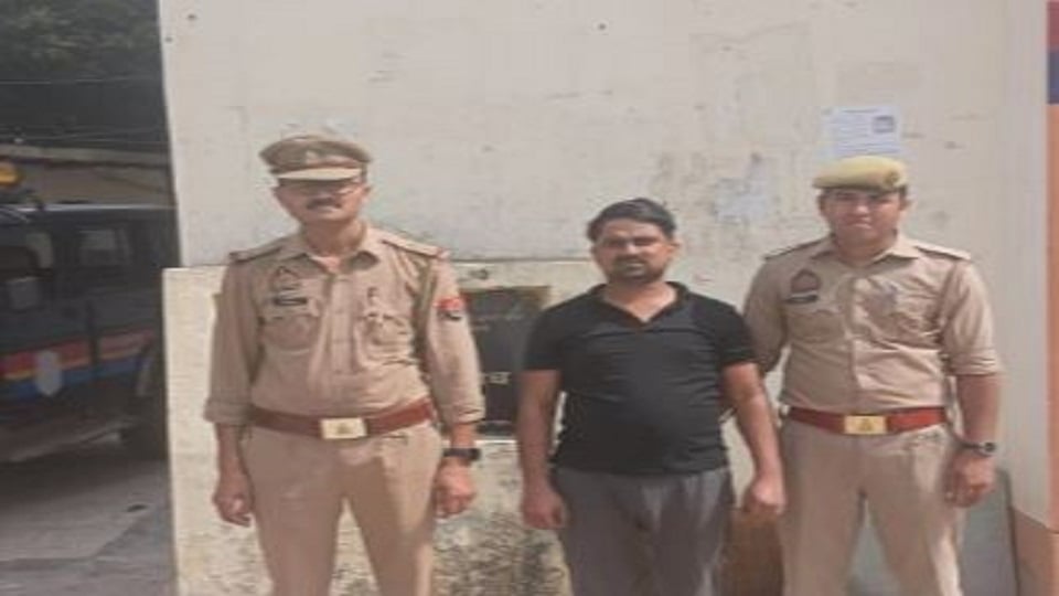 यूपी: लाल-नीली बत्ती लगी कार से तस्करी, हूटर बजाकर जमाता था राैब; 15 लाख के नशीले पाउडर के साथ तस्कर गिरफ्तार