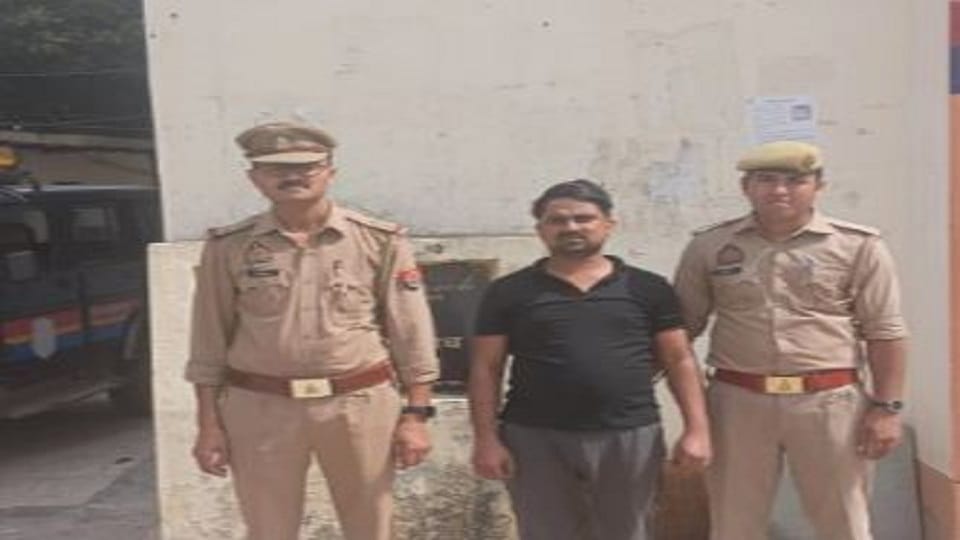 Smuggler caught using car equipped with red-blue lights and siren in agra