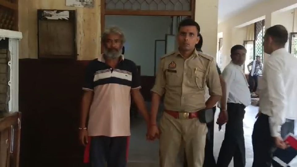 पुलिस गिरफ्त में आरोपी।
