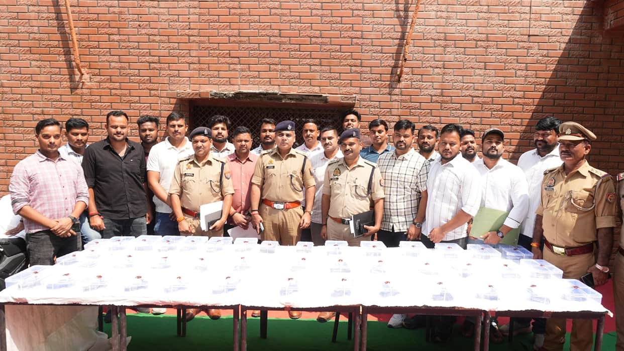 Ghazipur police arrested three miscreants for arms smuggling 18 pistols 19 country-made pistols recovered