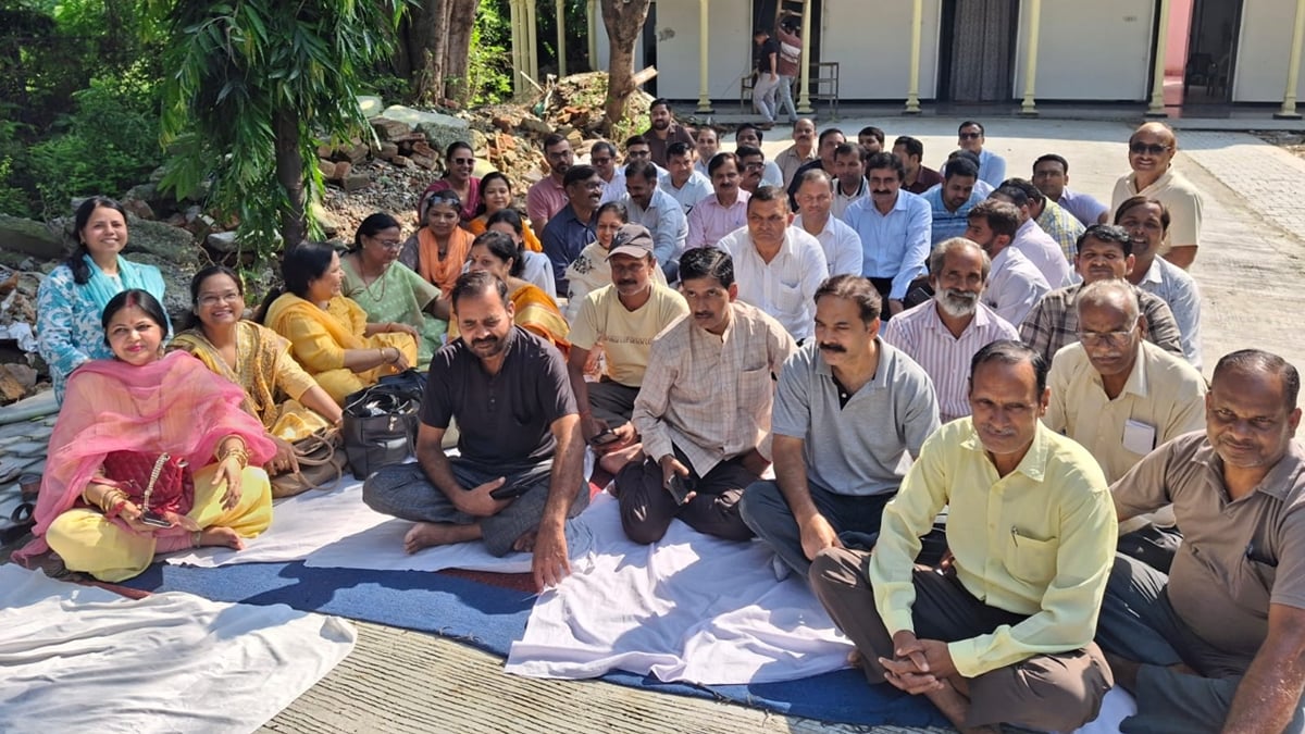 बरेली कॉलेज: पार्किंग विवाद गहराया, धरने पर बैठे शिक्षक और कर्मचारी, पूर्वी गेट बंद किए जाने का विरोध
