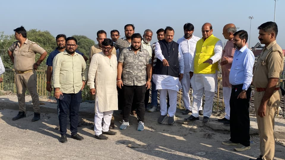कानपुर: सांसद ने पनकी पड़ाव पुल पर गड्ढे देख इंजीनियर को फटकारा, कहा- सड़क को चमाचम करें