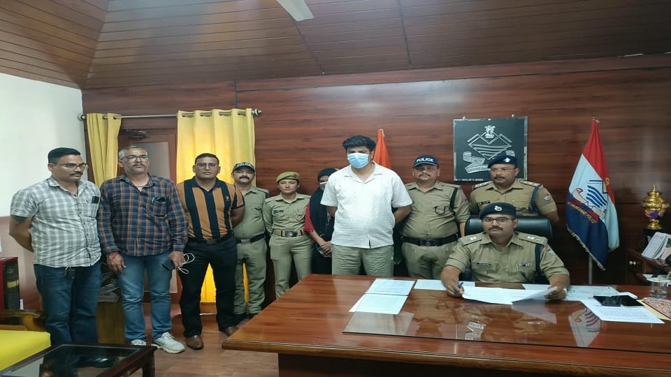 Soldier wife and youth arrested with smack in pithoragarh