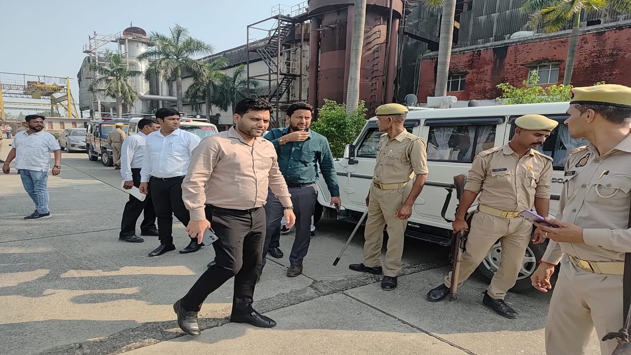 चीनी मिल परिसर में एसडीएम व पुलिस बल