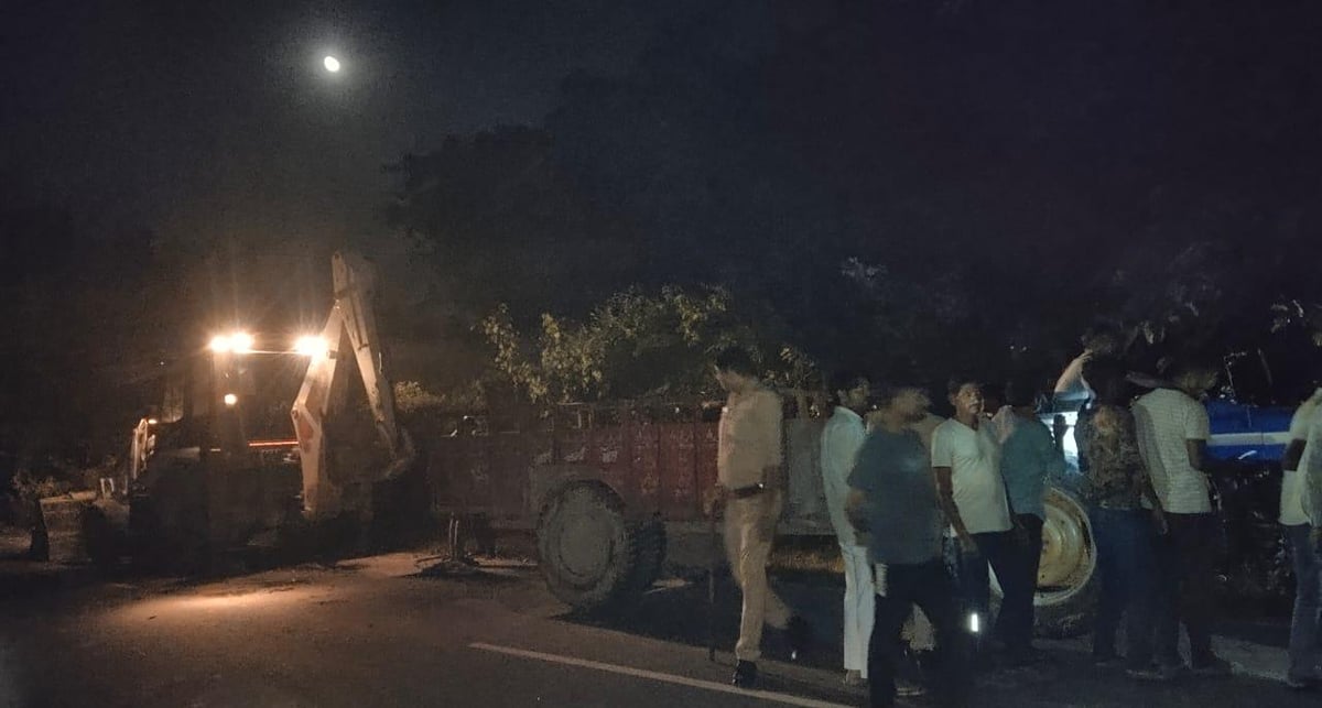 सीतापुर: ट्रैक्टर ट्रॉली की चपेट में आई बाइक, युवक की मौत, साथी घायल