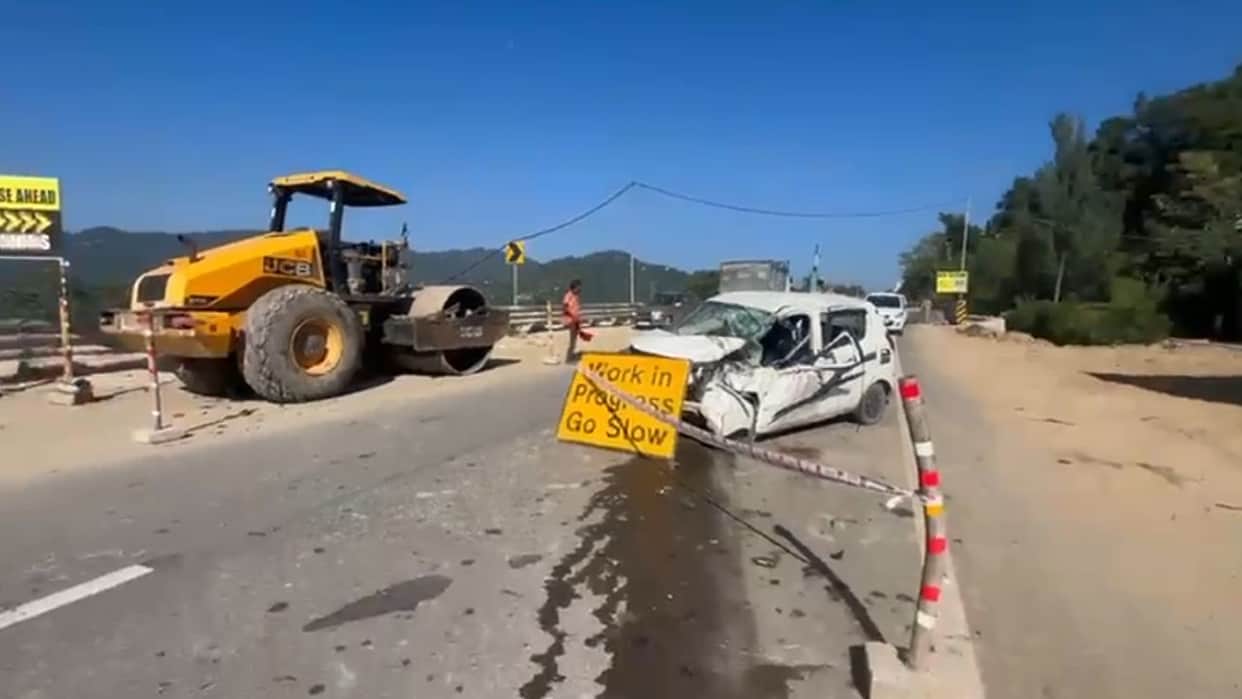 mandi pathankot highway alto car collides road roller six injured three children