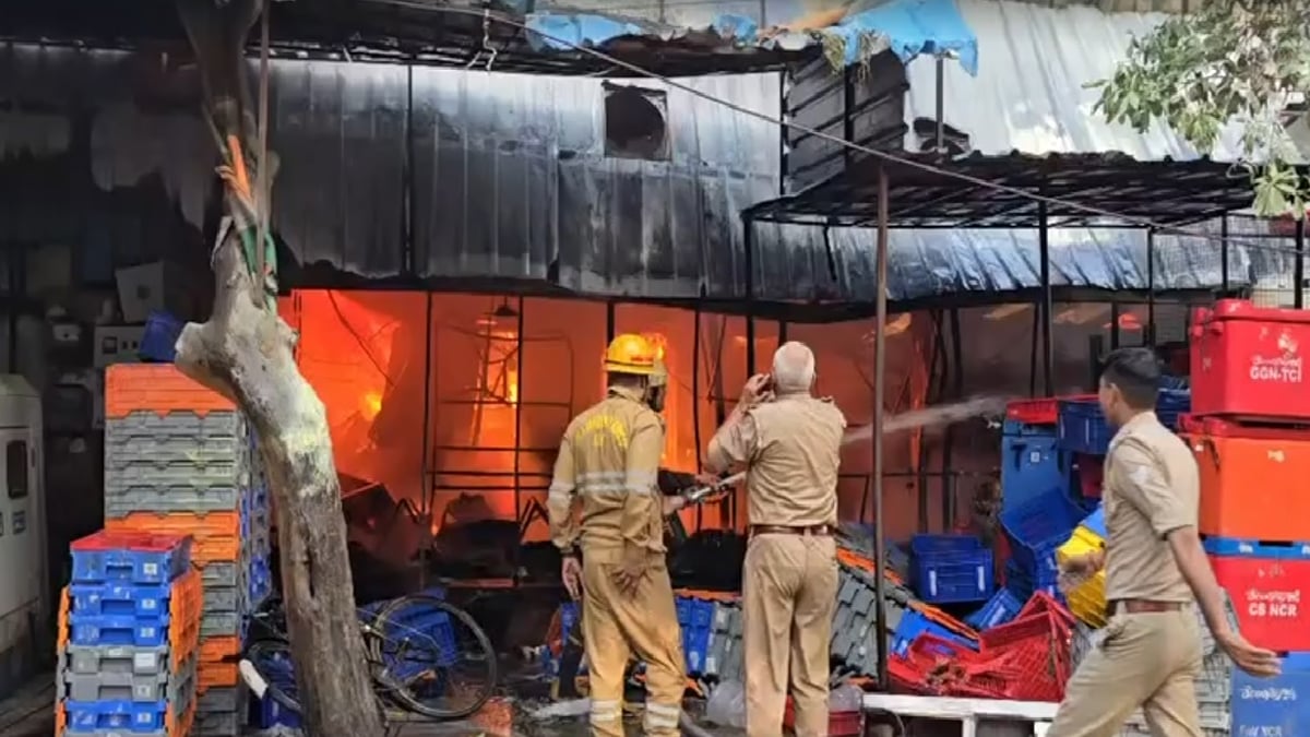 ऑनलाइन डिलीवरी एप के स्टोर में आग: बराबर की दुकान भी चपेट में, दमकल की कई गाड़ियां मौके पर