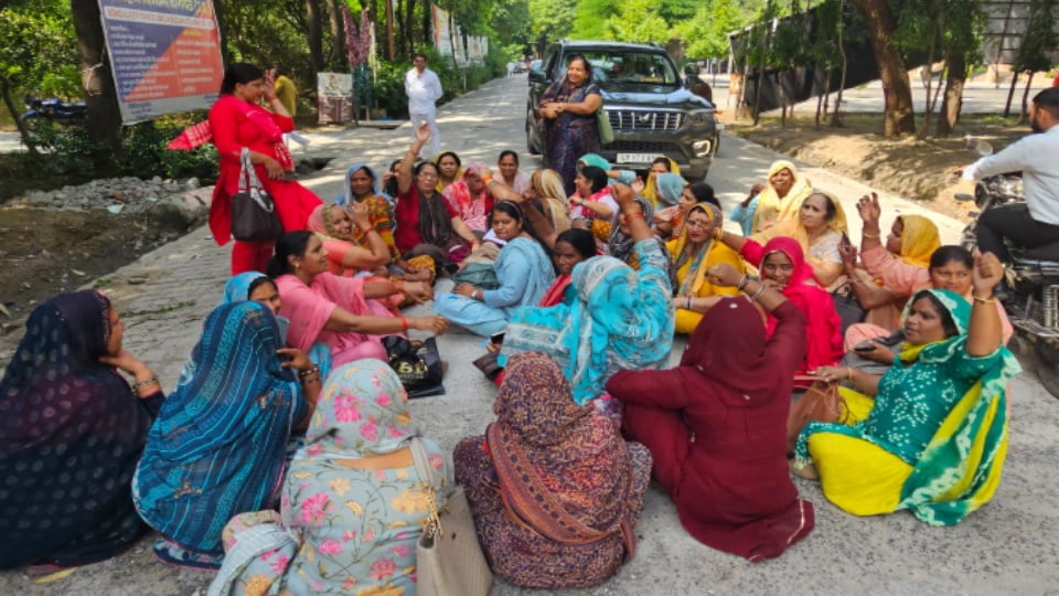 Bank Sakhis Protest at Baghpat Collectorate Gate After Being Stopped From Meeting DM