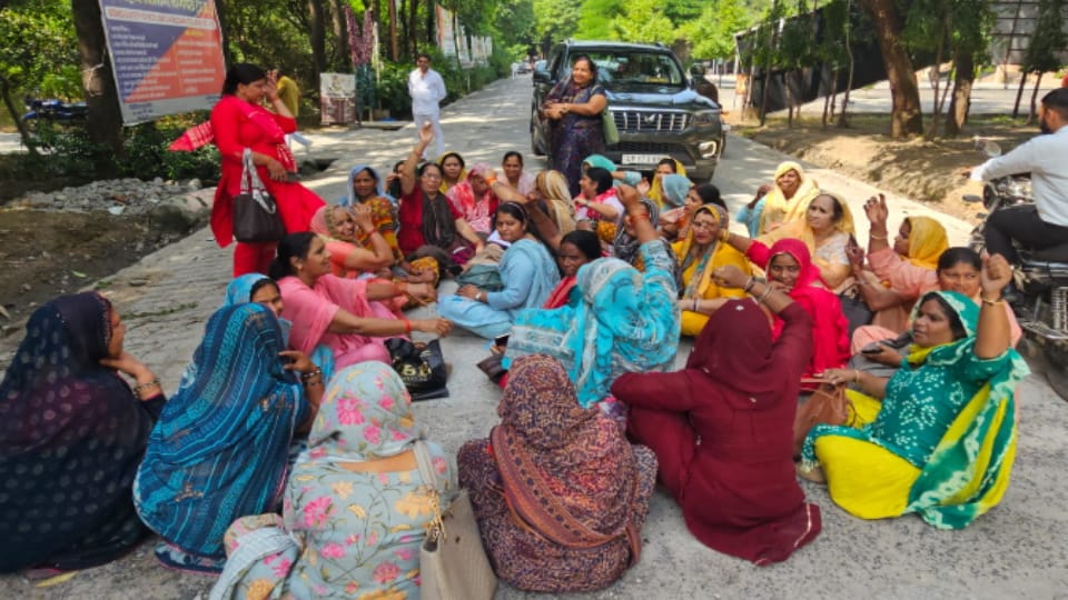 Bank Sakhis Protest at Baghpat Collectorate Gate After Being Stopped From Meeting DM