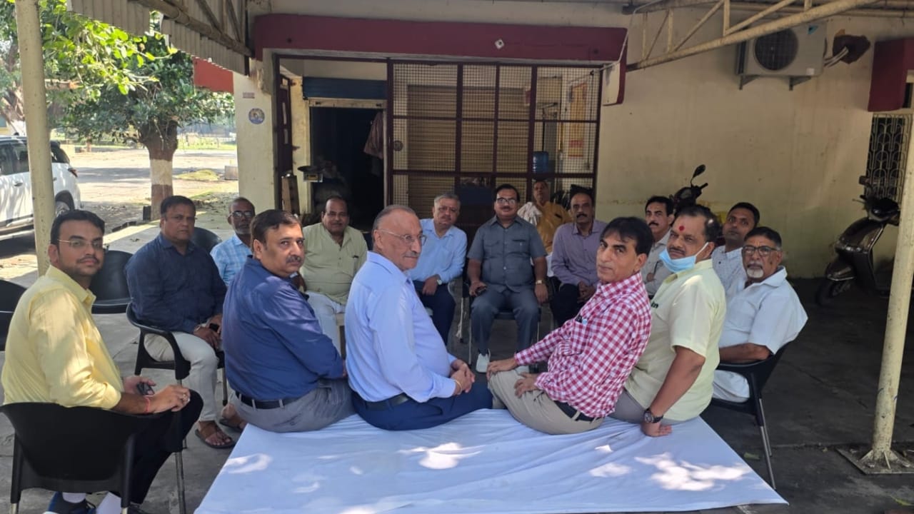 व्यापारियों ने की बैठक।