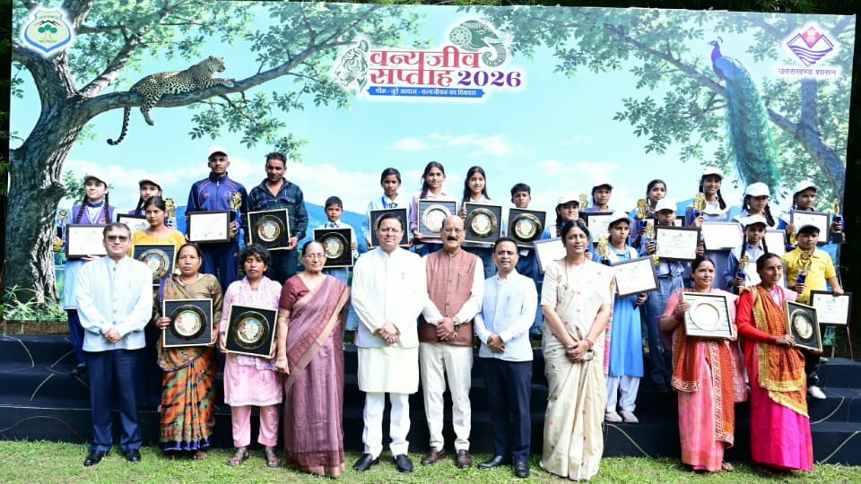 Wildlife Week Starts Uttarakhand CM Honors 18 People hose Displaying Indomitable Courage to Receive 51000